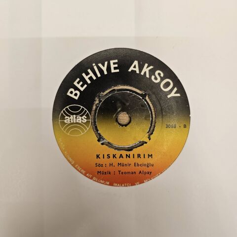Behiye Aksoy – Sevmekten Kim Usanır / Kıskanırım 45LİK PLAK