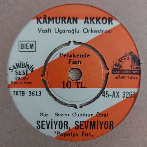 KAMURAN AKKOR - SEVİYOR SEVMİYOR 45LİK PLAK