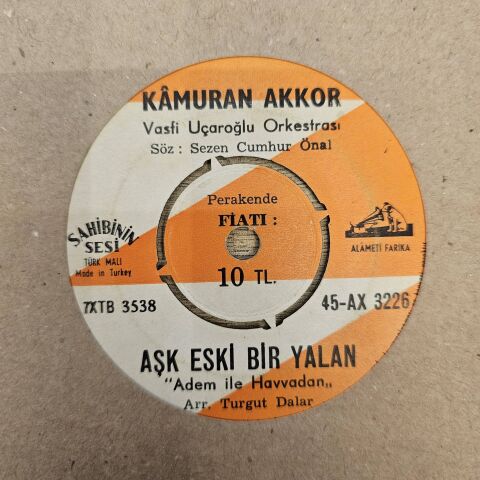 Kamuran Akkor – Aşk Eski Bir Yalan / Kokladığım İlk Ve Son Çiçeksin 45LİK PLAK
