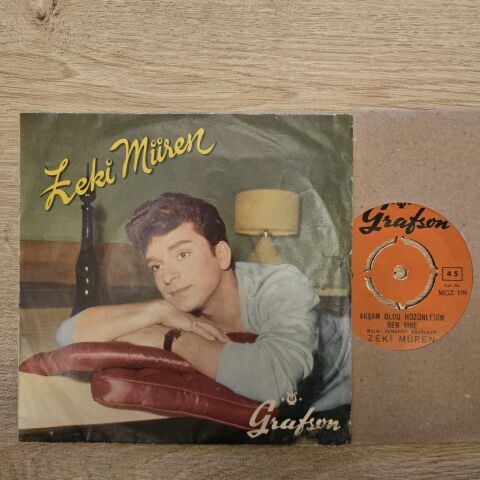 Zeki Müren – Ayrılık Yıldönümü / Akşam Oldu Hüzünledim Ben Yine 45LİK PLAK