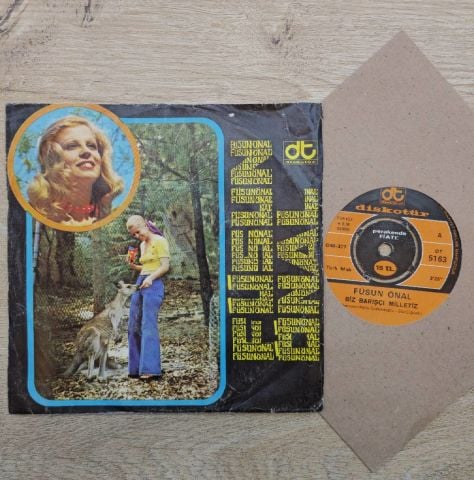 Füsun Önal – Biz Barışçı Milletiz / İsimsiz Kahramanlar 45LİK PLAK