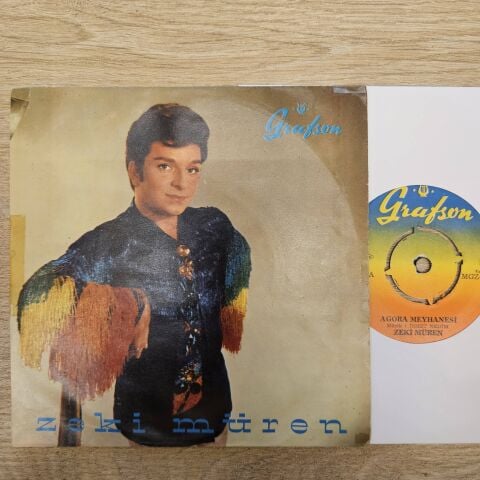 Zeki Müren – Agora Meyhanesi / İnsanlığı Aradım İnsan Gölgelerinde 45LİK PLAK