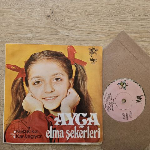 Ayça Ve Elma Şekerleri – Küçük Kız / Kar Yağıyor