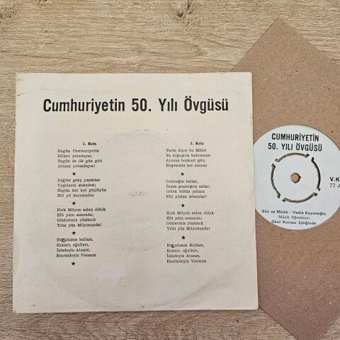 Vedia Koyunoğlu Okul Korosu Eşliğinde – Cumhuriyetin 50.Yılı Övgüsü 45LİK PLAK...