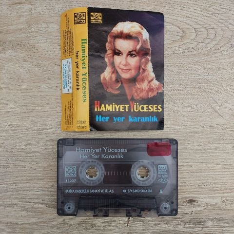 HAMİYET  YÜCESES - HER YER KARANLIK KASET