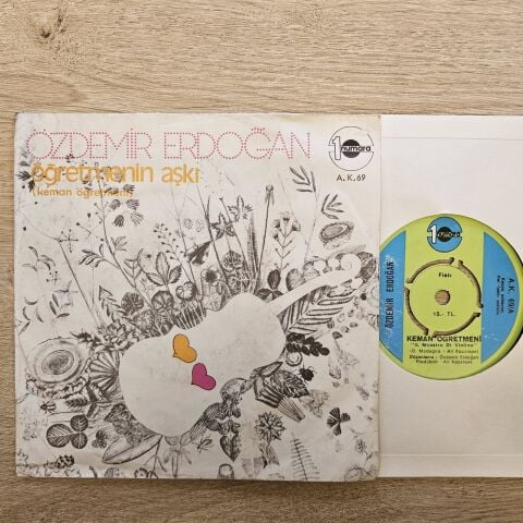 Özdemir Erdoğan – Öğretmenin Aşkı (Keman Öğretmeni) / Herkes Kendine Benzer 45LİK PLAK...