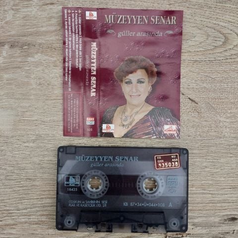 MÜZEYYEN SENAR - GÜLLER ARASINDA KASET