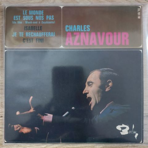 Charles Aznavour – Le Monde Est Sous Nos Pas (Du Film : Week-End A Zuydcoote) 45LİK PLAK