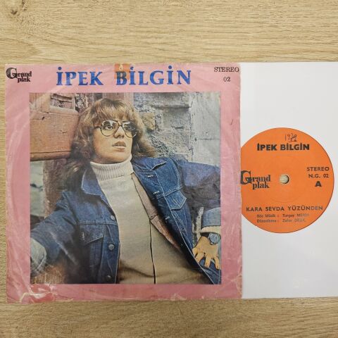 İpek Bilgin – Kara Sevda Yüzünden / Hiç Bir Çiçek Açmasın 45LİK PLAK