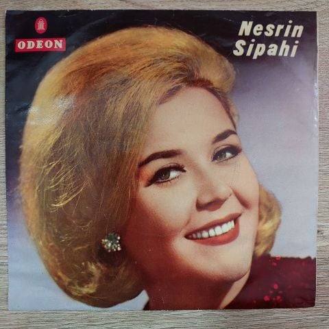 Nesrin Sipahi – Yıldızların Altında / Gözleri Aşka Gülen 45LİK PLAK