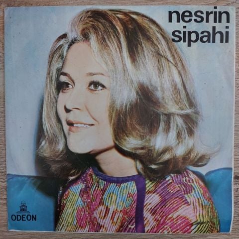 Nesrin Sipahi – Sensiz De Yaşanırmış / Aşkın Kanunu 45LİK PLAK