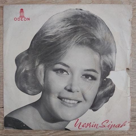 Nesrin Sipahi – Seninle Bir Sonbahar / Bir İnat Yüzünden 45LİK PLAK