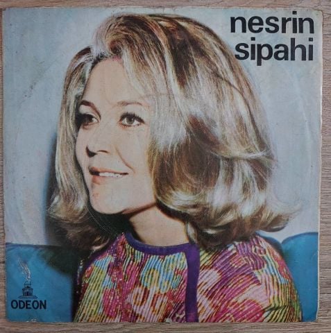 Nesrin Sipahi – Kalbi Kırık Serseri / Söyle Sen Aşktan Ne Anlarsın 45LİK PLAK