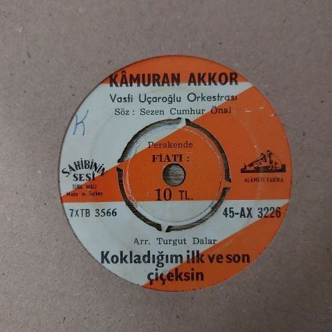 Kamuran Akkor – Aşk Eski Bir Yalan / Kokladığım İlk Ve Son Çiçeksin 45LİK PLAK