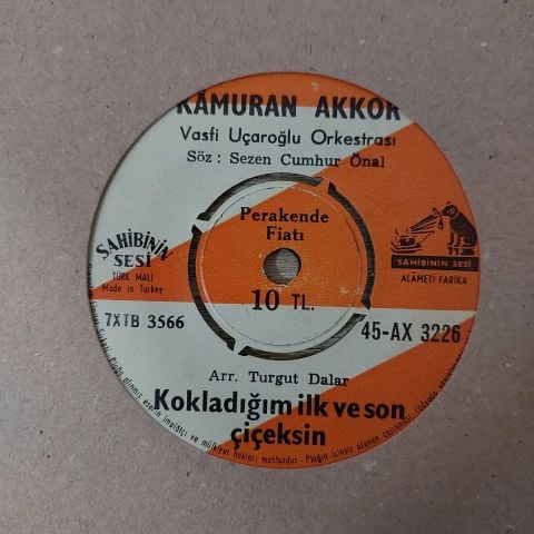Kamuran Akkor – Aşk Eski Bir Yalan / Kokladığım İlk Ve Son Çiçeksin 45LİK PLAK