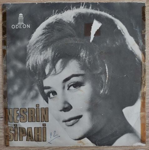 Nesrin Sipahi – Seninle Bir Sonbahar / Bir İnat Yüzünden 45LİK PLAK