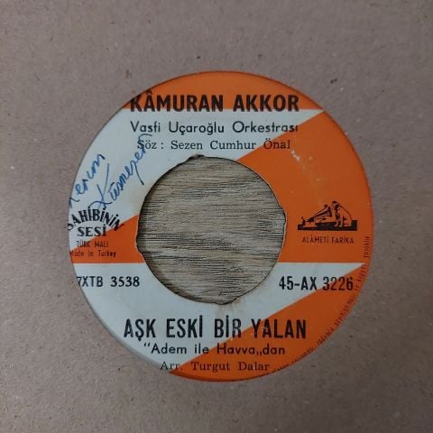 Kamuran Akkor – Aşk Eski Bir Yalan / Kokladığım İlk Ve Son Çiçeksin 45LİK PLAK