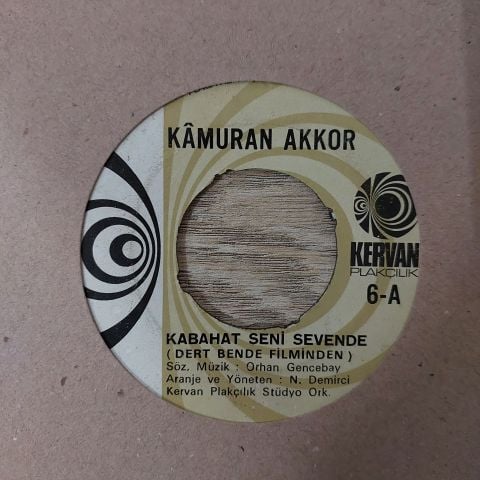 Kâmuran Akkor – Kabahat Seni Sevende / Ben Kalbini Bilmez Miyim 45LİK PLAK