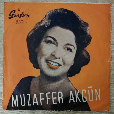 Muzaffer Akgün – Derdimi Söylesem Ben Kara Taşa / Bir Dalda İki Elma 45LİK PLAK