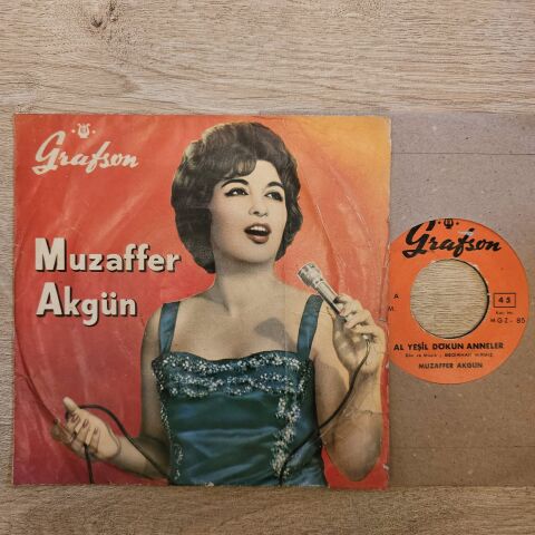 MUZAFFER AKGÜN - AL YEŞİL DÖKÜN ANNELER 45LİK PLAK