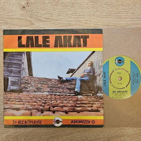 Lale Akat – Biz Böyleyiz / Aşkımızdı O 45LİK PLAK