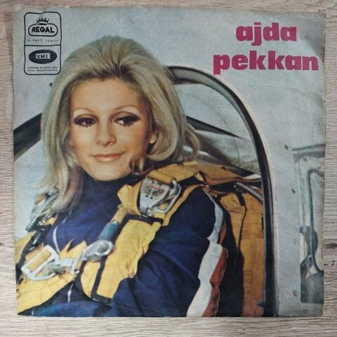 AJDA PEKKAN - BOŞ SOKAK 45LİK PLAK (PİLOT KAPAK)