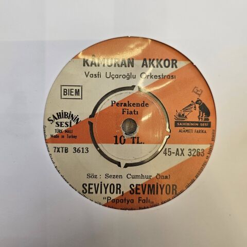 KAMURAN AKKOR - SEVİYOR SEVMİYOR 45LİK PLAK