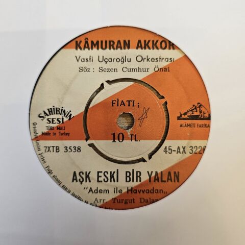Kamuran Akkor – Aşk Eski Bir Yalan / Kokladığım İlk Ve Son Çiçeksin 45LİK PLAK