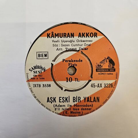 Kamuran Akkor – Aşk Eski Bir Yalan / Kokladığım İlk Ve Son Çiçeksin 45LİK PLAK