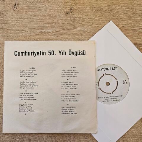 Vedia Koyunoğlu Okul Korosu Eşliğinde – Cumhuriyetin 50.Yılı Övgüsü 45LİK PLAK...