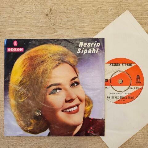 Nesrin Sipahi – Tez Geçsede / Ay Beyaz Deniz Mavi 45LİK PLAK