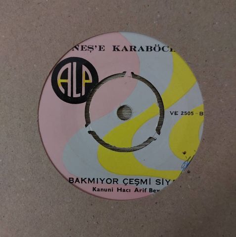 Neşe Karaböcek – Makber / Bakmıyor Çeşmi Siyah 45LİK PLAK