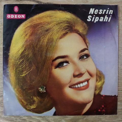 Nesrin Sipahi – Tez Geçsede / Ay Beyaz Deniz Mavi 45LİK PLAK