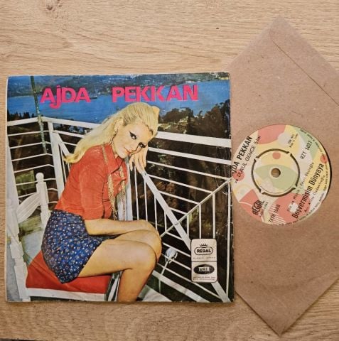 Ajda Pekkan – Sevdiğim Adam / Boşvermişim Dünyaya 45LİK PLAK