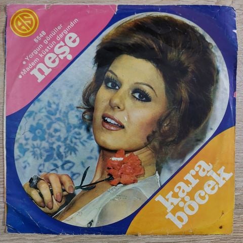 Neşe Karaböcek – Yorgun Gönüller / Madem Küstün Dargındın 45LİK PLAK