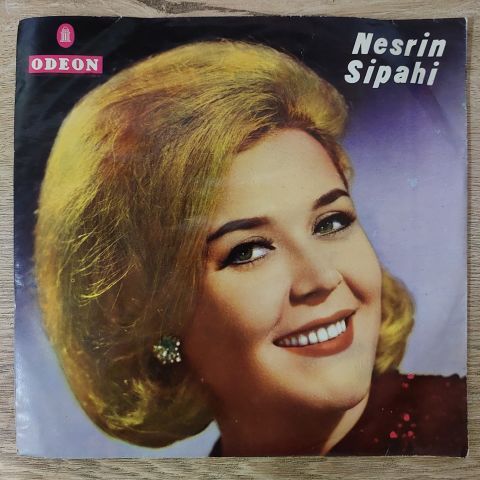 Nesrin Sipahi – Son Yaprak / Hayat Tatlı Bir Rüya 45LİK PLAK
