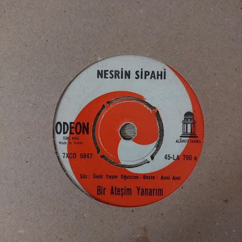 Nesrin Sipahi – Bir Ateşim Yanarım / Gelin Alayı 45LİK PLAK