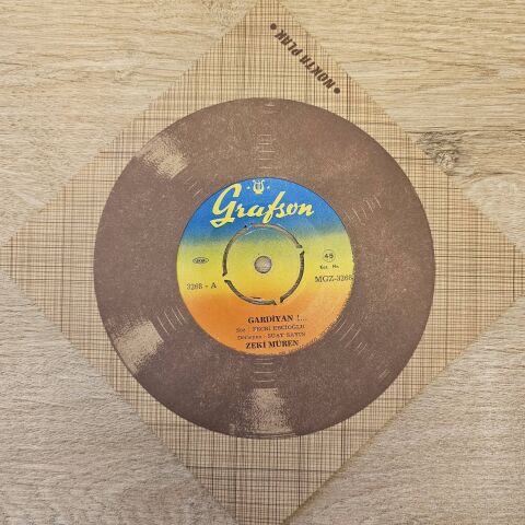 Zeki Müren – Gardiyan / Yalnızım Yalnız 45LİK PLAK