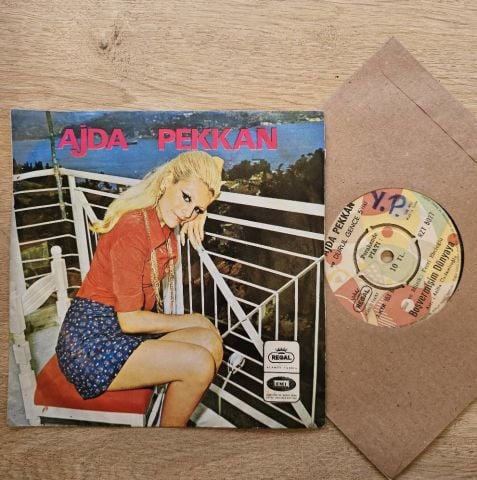 Ajda Pekkan – Sevdiğim Adam / Boşvermişim Dünyaya 45LİK PLAK