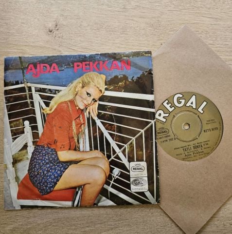 Ajda Pekkan – Tatlı Dünya / Ben Bir Köylü Kızıyım 45LİK PLAK