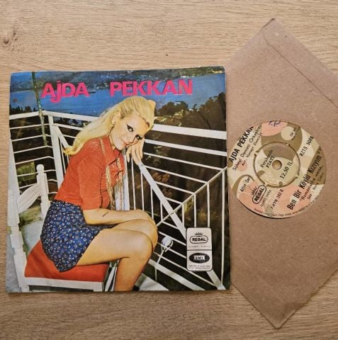 Ajda Pekkan – Tatlı Dünya / Ben Bir Köylü Kızıyım 45LİK PLAK