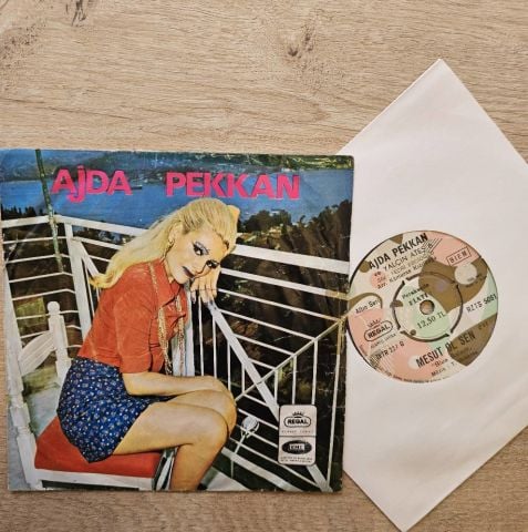 Ajda Pekkan – Ne Tadı Var Bu Dünyanın / Mesut Ol Sen 45LİK PLAK