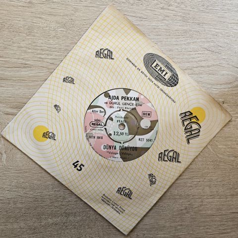 Ajda Pekkan – Dünya Dönüyor / Üç Kalp 45LİK PLAK