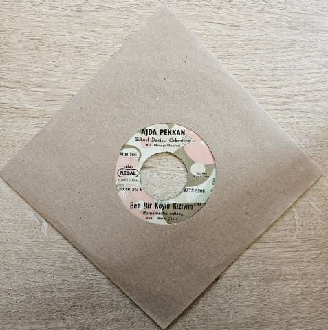 Ajda Pekkan – Tatlı Dünya / Ben Bir Köylü Kızıyım 45LİK PLAK