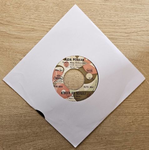 Ajda Pekkan – Kimdir Bu Sevgili / Onu Bana Bırak 45LİK PLAK