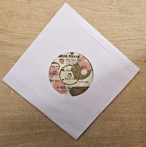 Ajda Pekkan – Kimdir Bu Sevgili / Onu Bana Bırak 45LİK PLAK