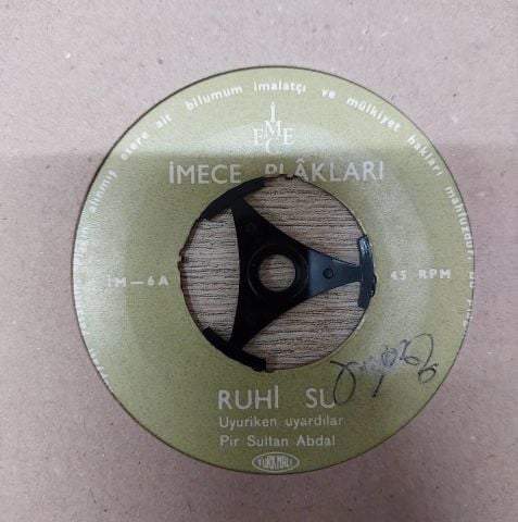 Ruhi Su – Uyuriken Uyardılar / Yine Bir Gariplik Düştü Serime 45LİK PLAK