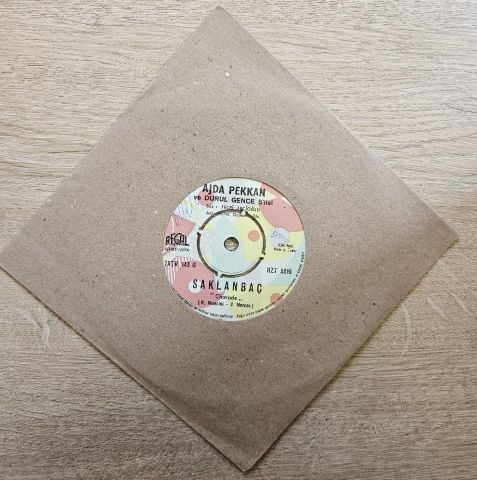Ajda Pekkan – Oyalama Beni / Saklanbaç 45LİK PLAK