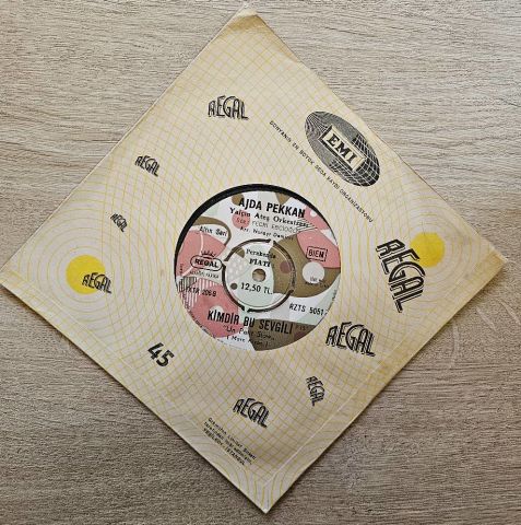 Ajda Pekkan – Kimdir Bu Sevgili / Onu Bana Bırak 45LİK PLAK