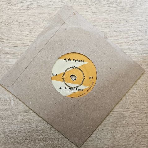 Ajda Pekkan – Tatlı Dünya / Ben Bir Köylü Kızıyım 45LİK PLAK